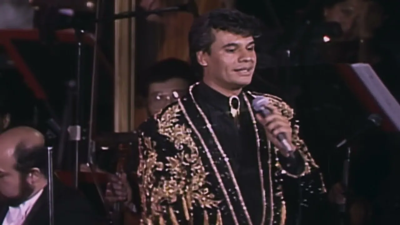 Juan Gabriel durante su histórico concierto de 1990 en el Palacio de Bellas Artes