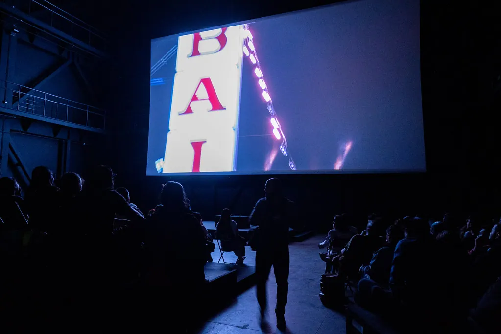 Público ante la pantalla durante una proyección de Danzón en FARO Cosmos, Ciudad de México, en marzo de 2023.