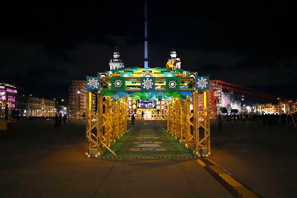 Altar de Altares iluminado durante la celebración del Día de Muertos en Ciudad de México, 2019.